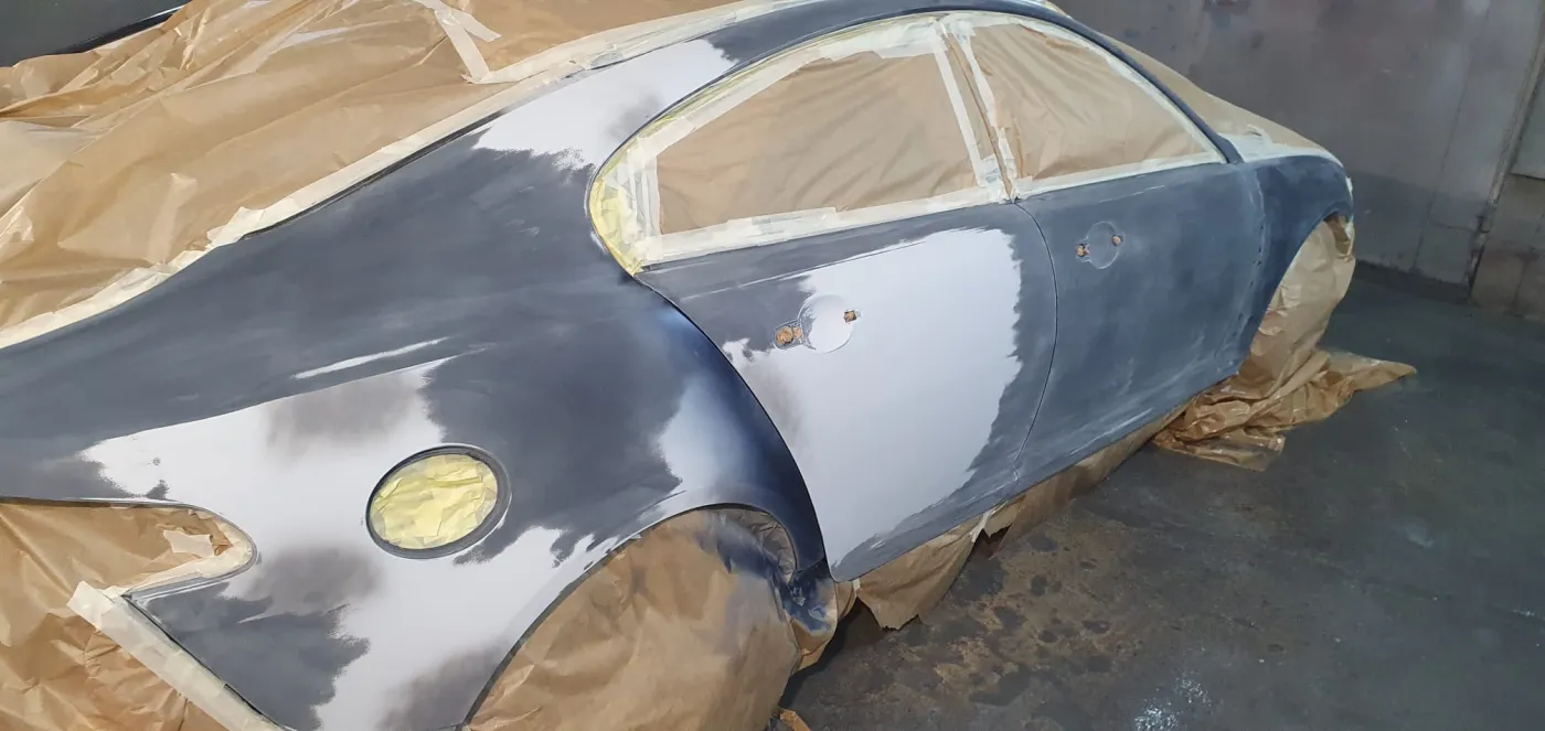 Jaguar z importu w trakcie naprawy i lakierowania, Radom