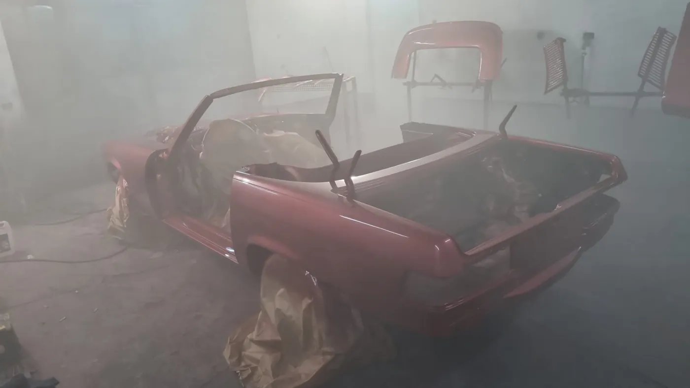 Mercedes SL R107 podczas renowacji — Radom
