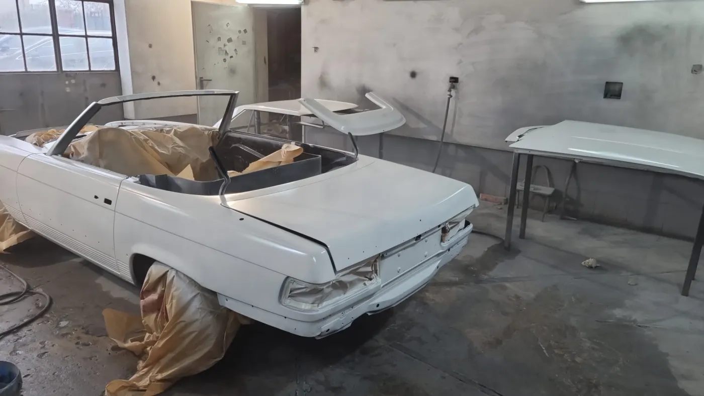 Mercedes SL R107 — renowacja klasyka w lakierni Radom