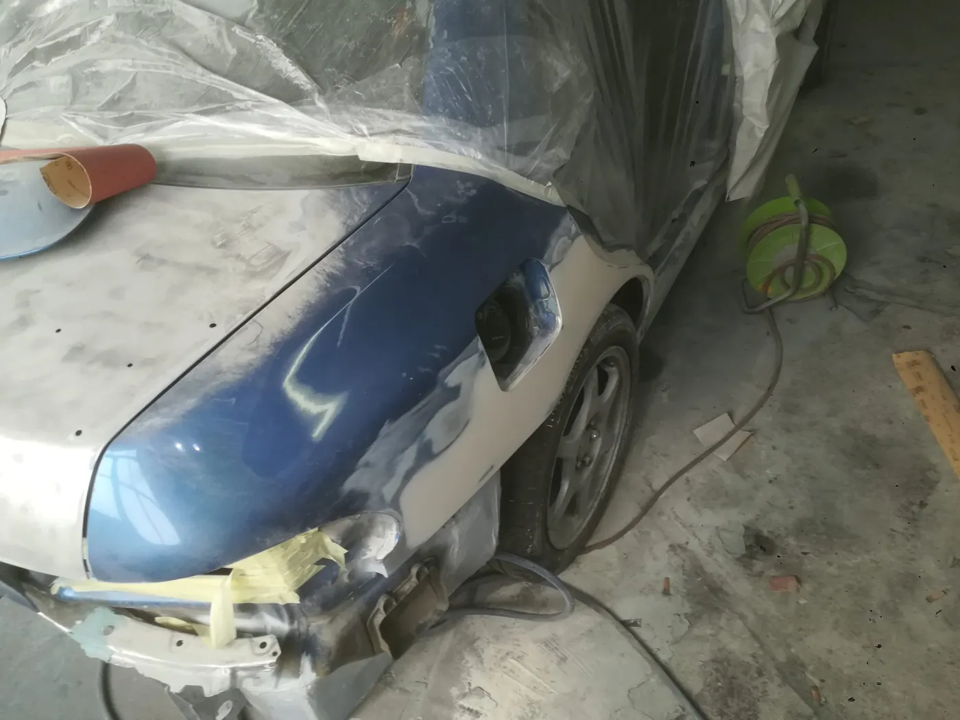 Element Subaru Impreza ściągnięty do gołej blachy podczas renowacji — Radom