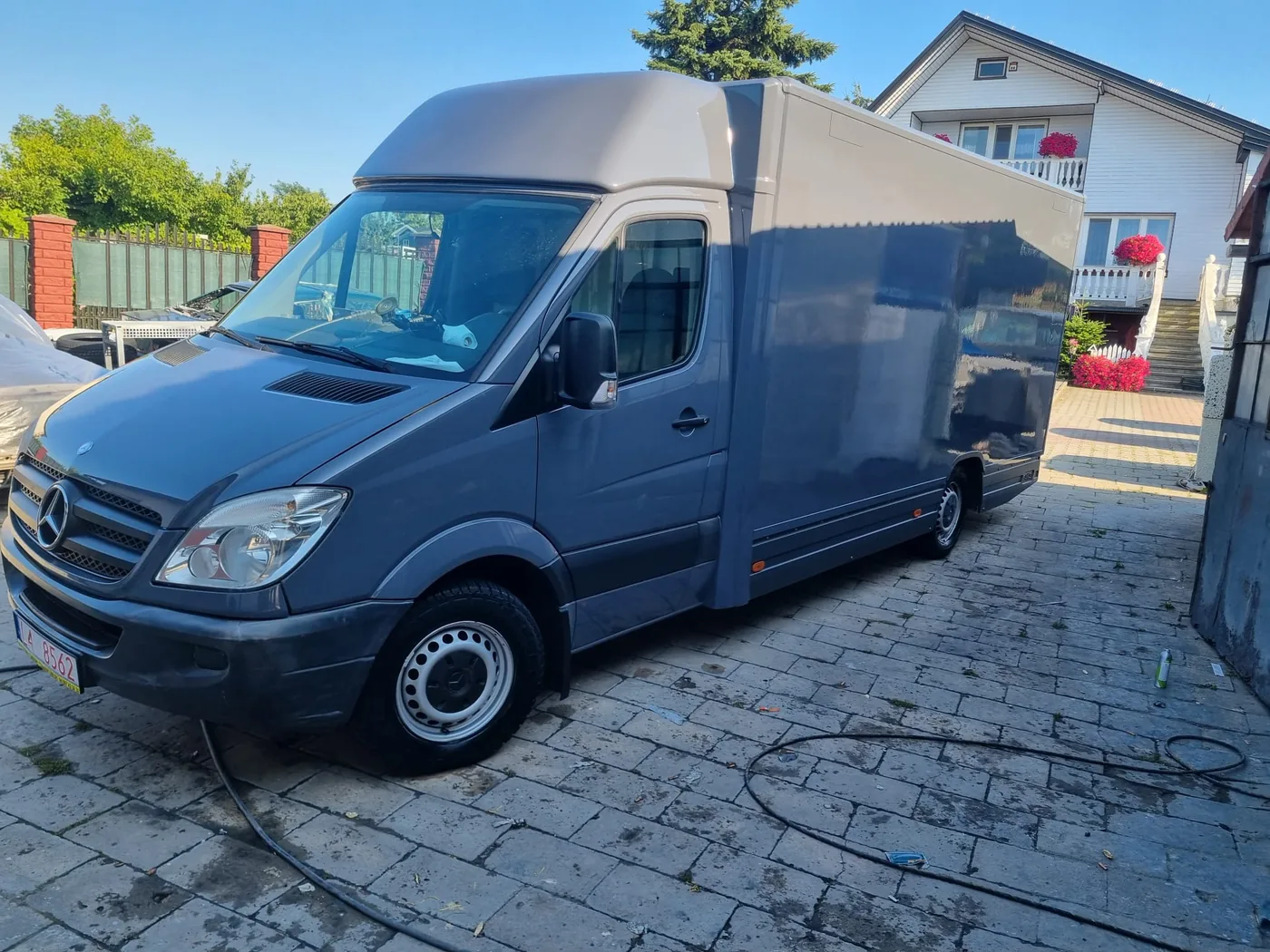 Mercedes Sprinter w trakcie zmiany koloru — kabina w grafitowym lakierze, Radom