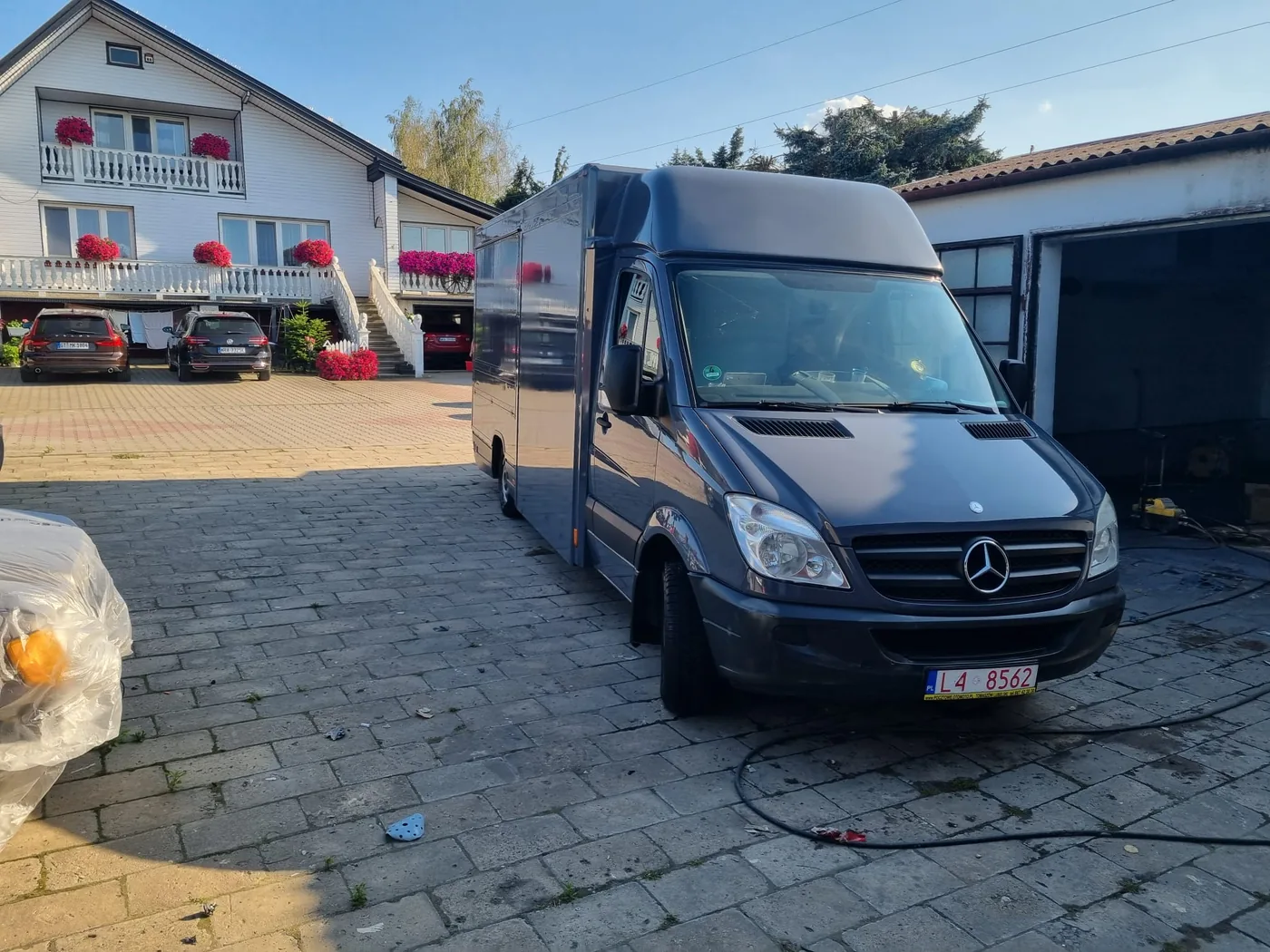 Mercedes Sprinter po zmianie koloru na grafit — lakierowanie busa, Radom