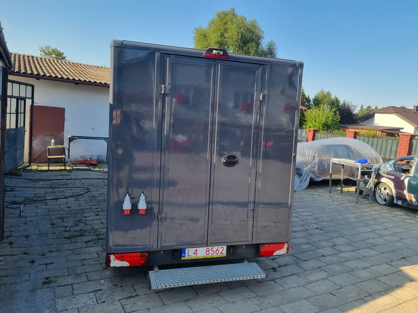 Tył zabudowy Mercedesa Sprintera po zmianie koloru — lakiernik Radom